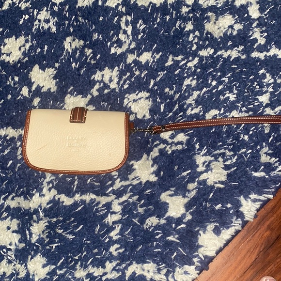 Dooney & Bourke wristlet in very good condition w/ one minor blemish - vintage - Picture 2 of 4